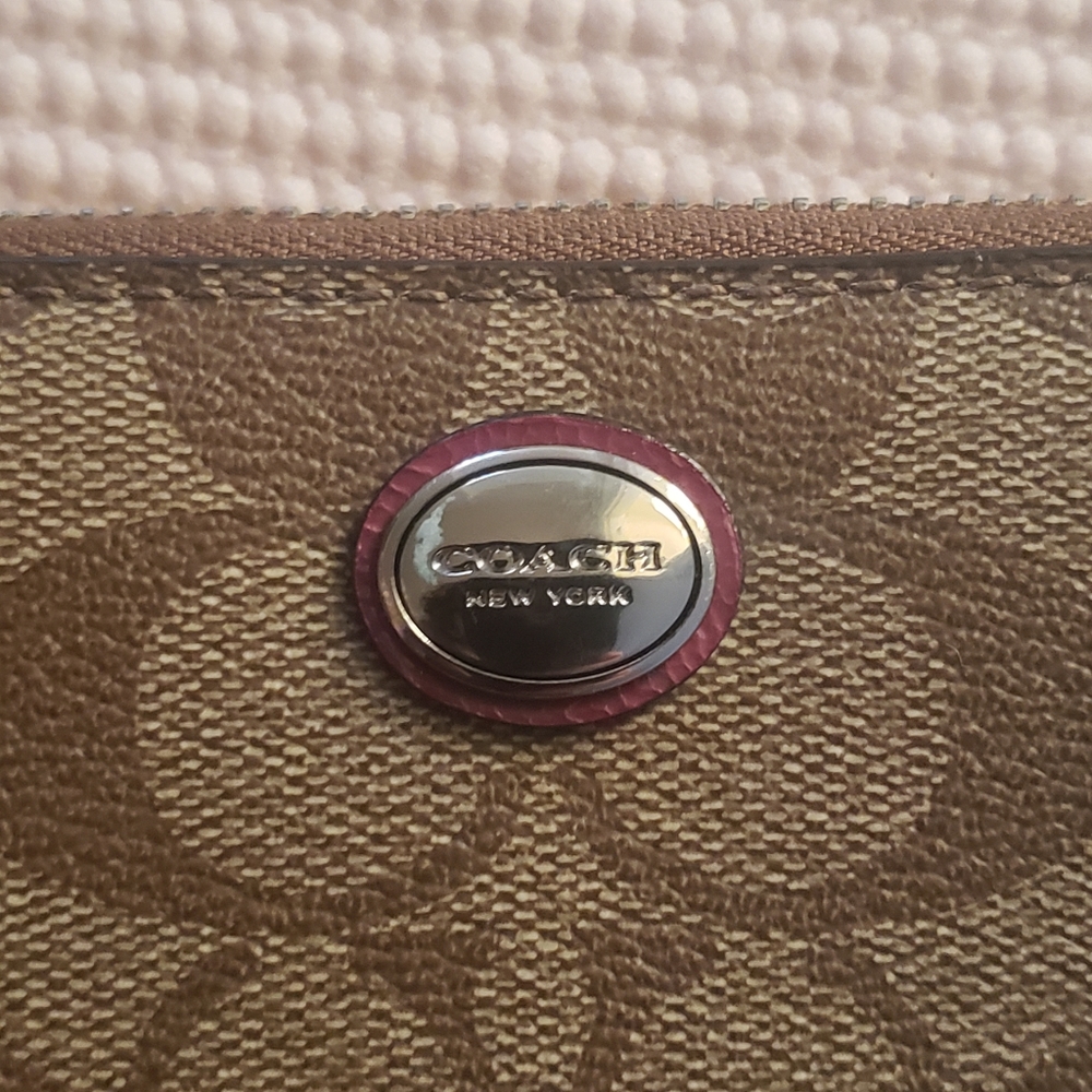 SOLD - Coach Large Peyton Signature Slim Accordion Zip Zippy Wallet - Picture 4 of 14